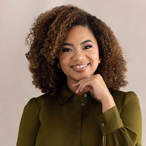 Etoulia Salas-Burnett headshot photo