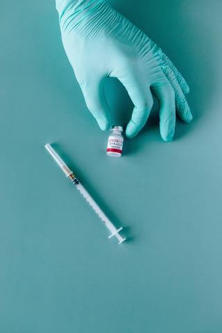 Vaccination needle and vial
